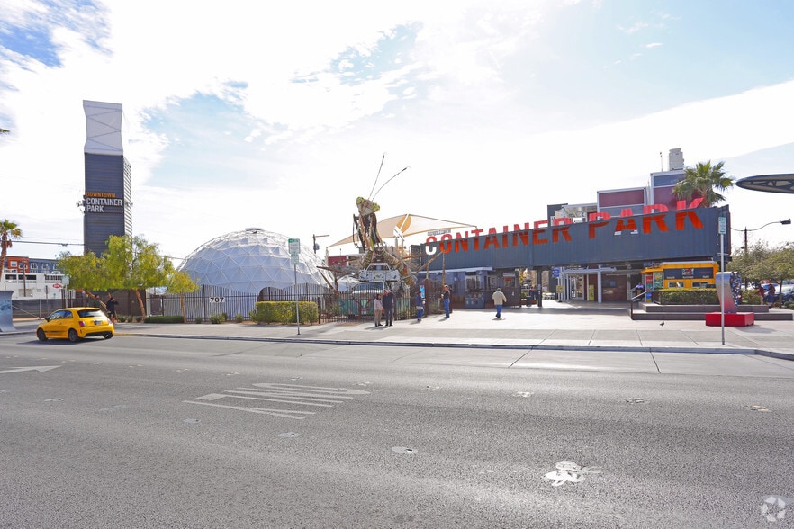 707 Fremont St, Las Vegas, NV à louer - Photo du bâtiment - Image 3 de 26