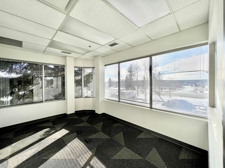4640-4888 72nd Ave SE, Calgary, AB for lease - Interior Photo - Image 3 of 7