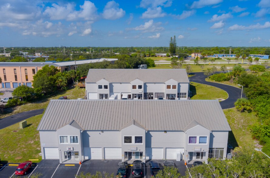 2250-2296 N US Highway 1, Fort Pierce, FL à louer - Photo du bâtiment - Image 2 de 3
