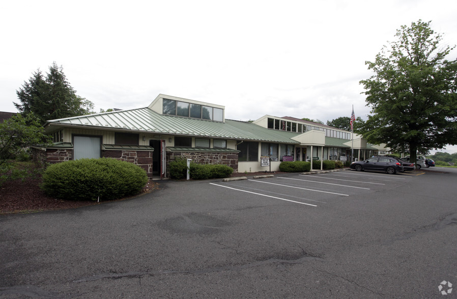 690 Harleysville Pike, Lederach, PA for lease - Building Photo - Image 2 of 5