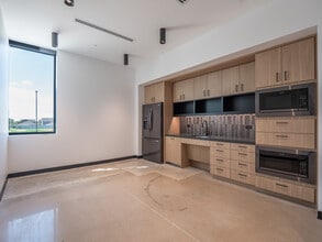 10880 E Crystal Falls Pky, Leander, TX for lease Interior Photo- Image 2 of 7