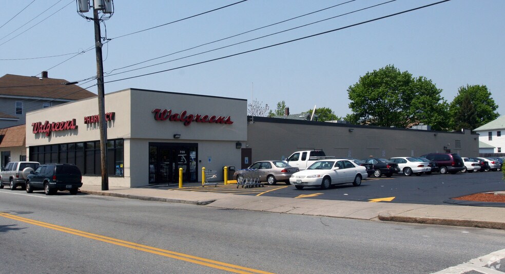 700 Central Ave, Pawtucket, RI à vendre - Photo principale - Image 2 de 7