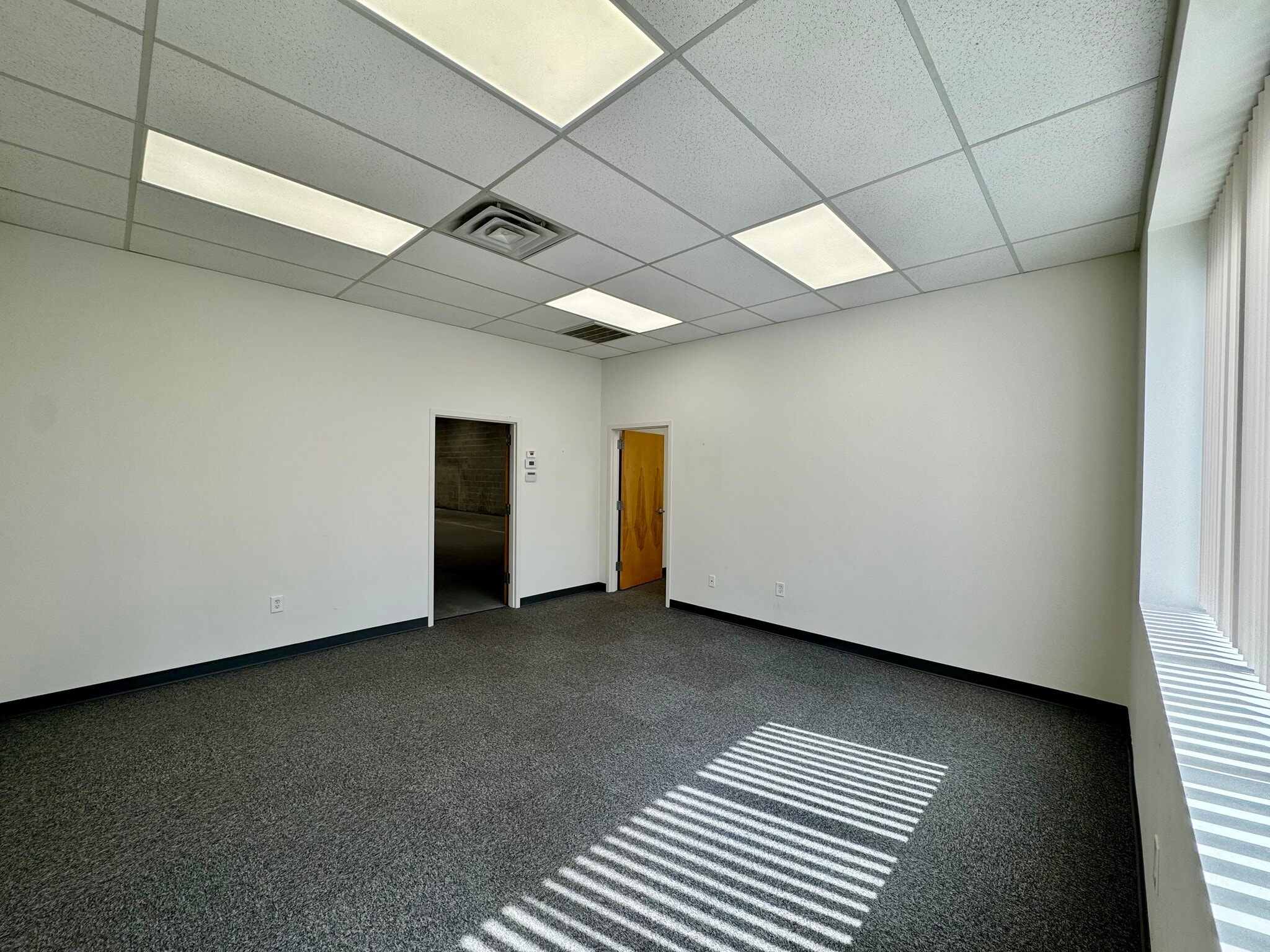 1320 Lincoln Ave, Holbrook, NY à louer Photo intérieure- Image 1 de 3