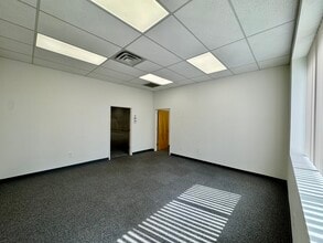 1320 Lincoln Ave, Holbrook, NY à louer Photo intérieure- Image 1 de 3