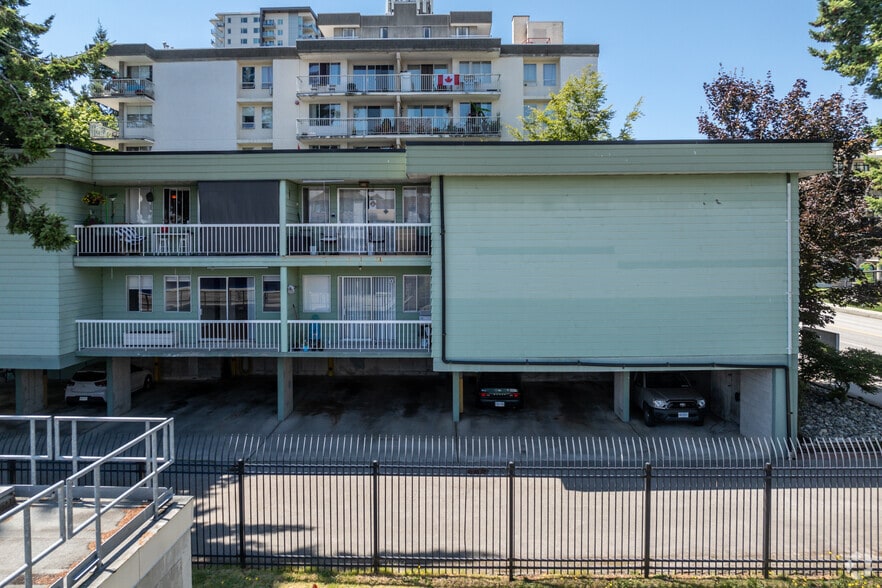 15318 N Bluff Rd, White Rock, BC à vendre - Photo du bâtiment - Image 3 de 5
