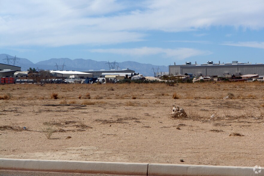 17020 Raccoon Ave, Adelanto, CA à vendre - Photo du bâtiment - Image 3 de 15