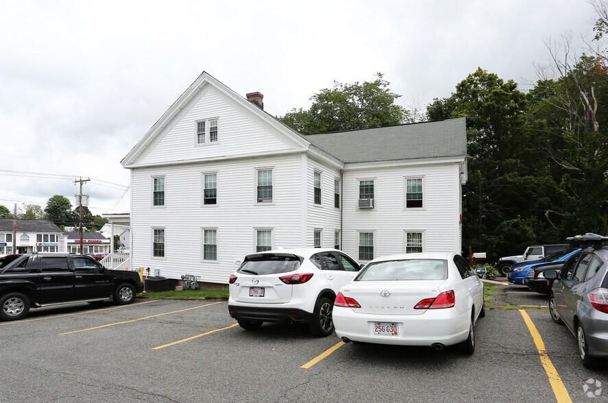 23 Southwick St, Feeding Hills, MA à vendre - Photo du bâtiment - Image 2 de 12