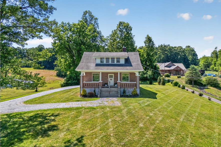 132 Christiansburg Pike NE, Floyd, VA à vendre - Photo du bâtiment - Image 2 de 48