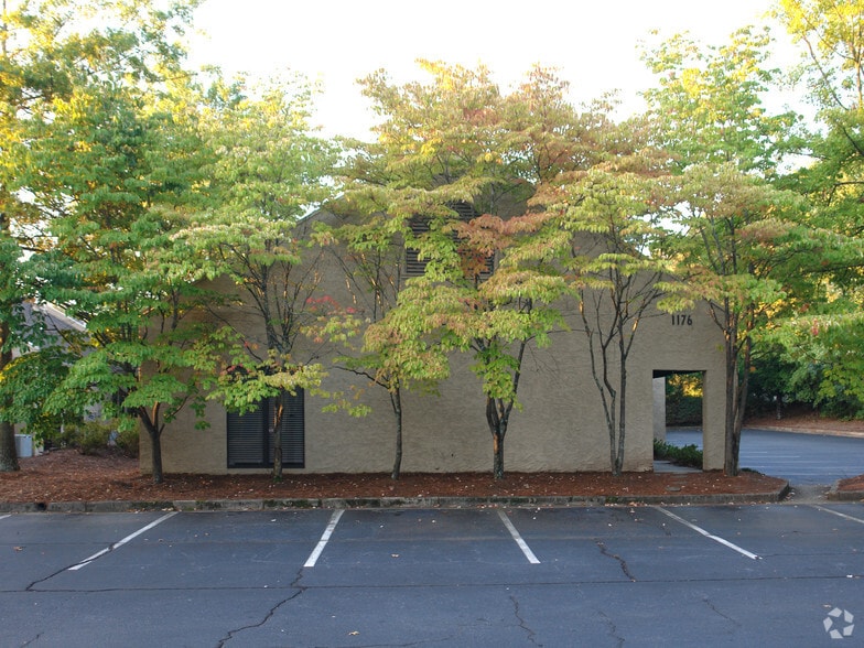 1176 Grimes Bridge Rd, Roswell, GA for sale - Building Photo - Image 2 of 3