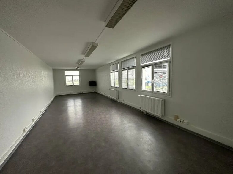 Office in Entzheim for lease - Interior Photo - Image 2 of 2