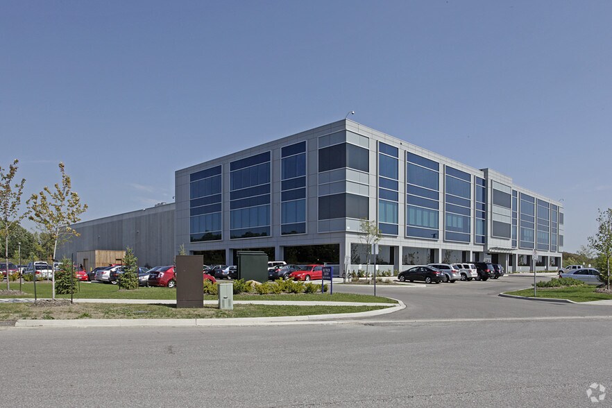 100 Via Renzo Dr, Richmond Hill, ON à louer - Photo du bâtiment - Image 2 de 2