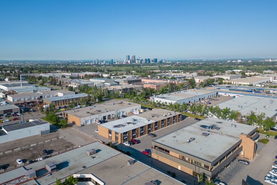1916A 30 Av NE, Calgary, AB à vendre - Aérien - Image 3 de 7