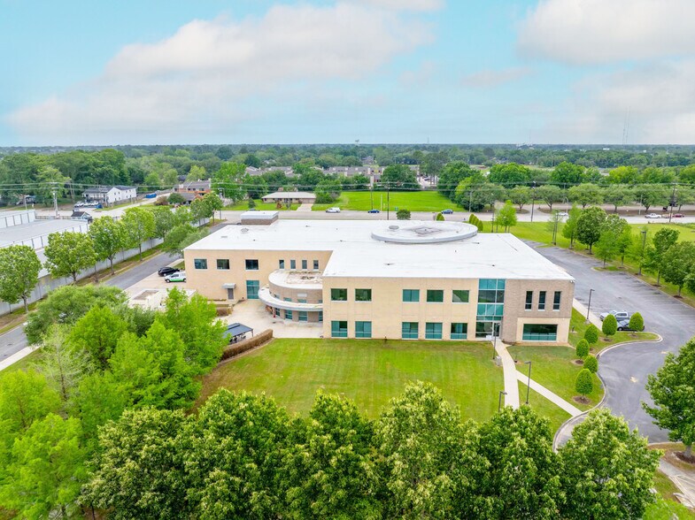 1906 Eraste Landry Rd, Lafayette, LA à vendre - Photo du bâtiment - Image 2 de 17