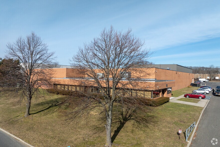 100 Wireless Blvd, Hauppauge, NY à louer - Photo principale - Image 1 de 10