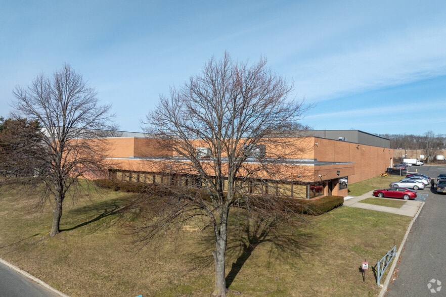 100 Wireless Blvd, Hauppauge, NY for lease - Primary Photo - Image 1 of 10
