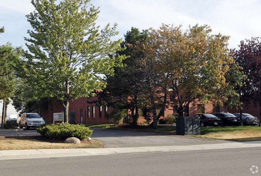 395 Brunel Rd, Mississauga, ON à vendre - Photo du bâtiment - Image 2 de 2