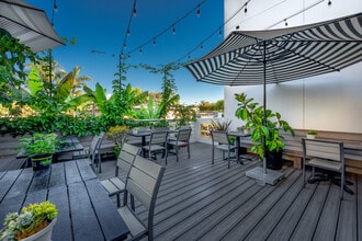 698 N Coast Highway 101, Encinitas, CA à louer Photo intérieure- Image 2 de 11