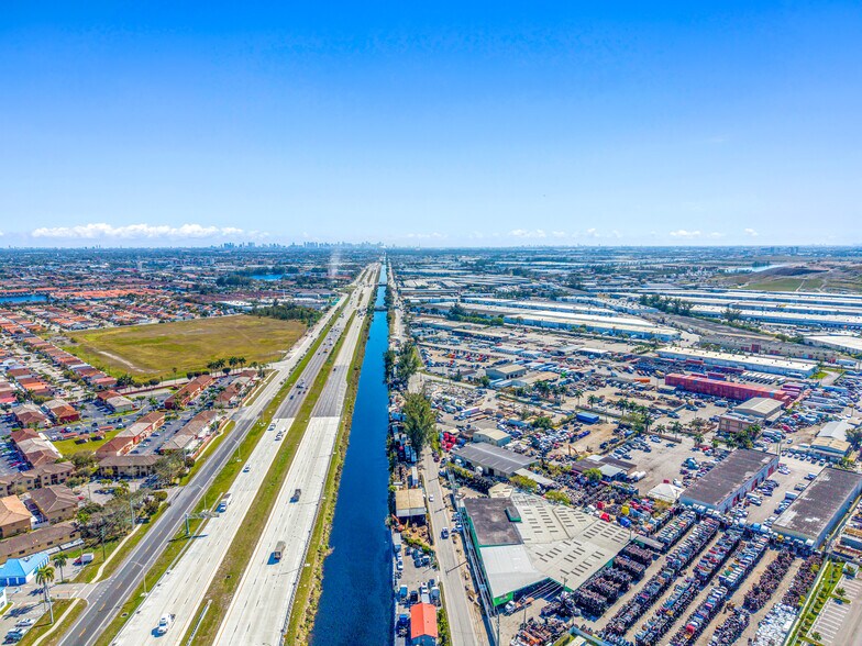 10910 NW South River Dr, Medley, FL à vendre - Photo du bâtiment - Image 2 de 20