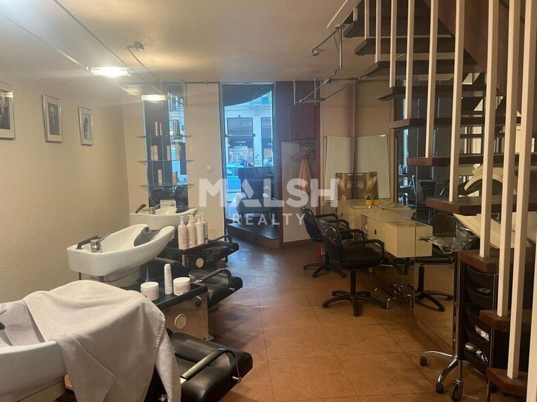 Retail in Lyon for lease - Interior Photo - Image 2 of 8