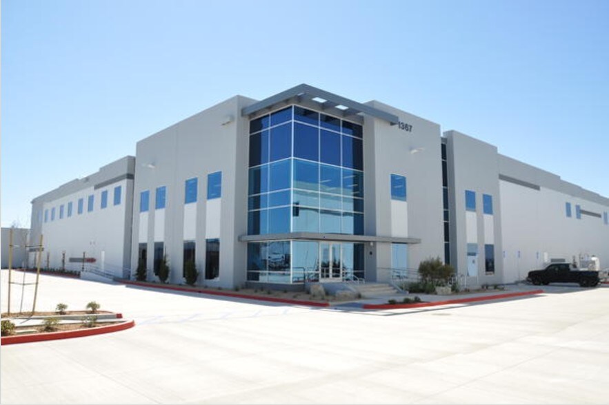 1367 S Van Buren Way, Anaheim, CA à louer - Photo du bâtiment - Image 2 de 11