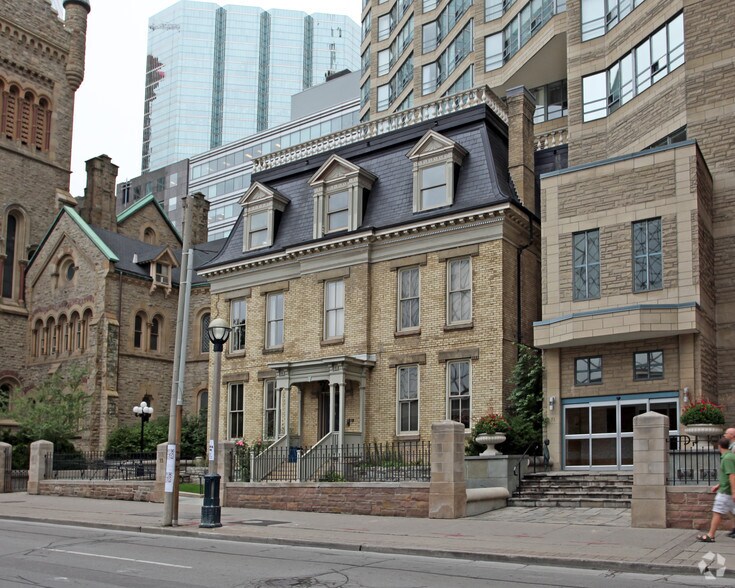 73 Simcoe St, Toronto, ON à louer - Photo du bâtiment - Image 2 de 2