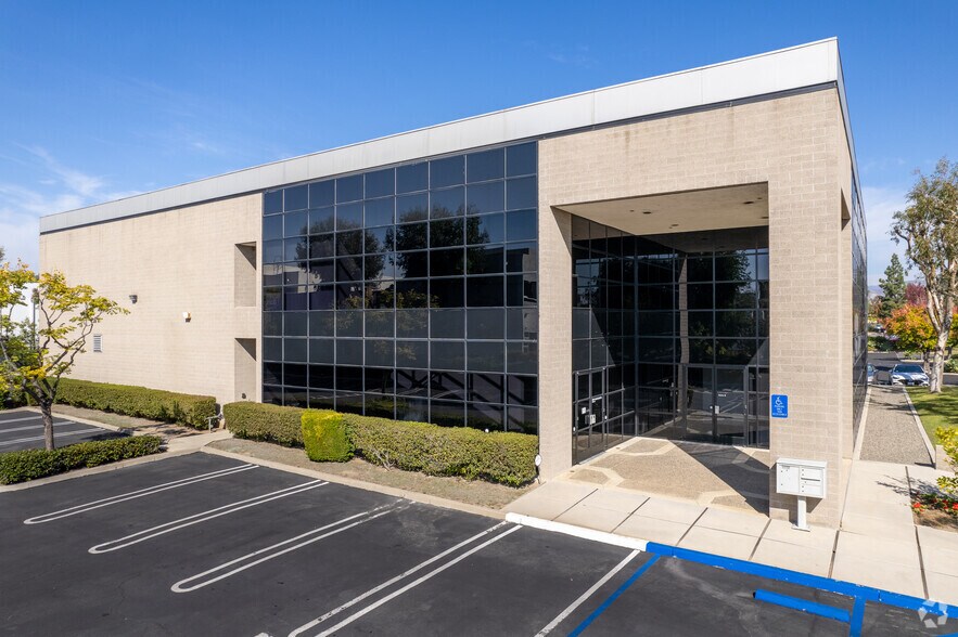 10 Chrysler, Irvine, CA à vendre - Photo principale - Image 1 de 15