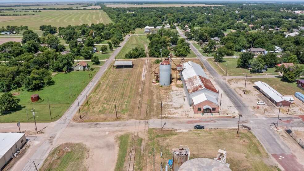 151 5th St St, Honey Grove, TX à vendre - Photo du bâtiment - Image 3 de 44