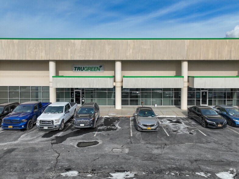 5-7 Todd Ct, Yaphank, NY à louer - Photo du bâtiment - Image 3 de 5