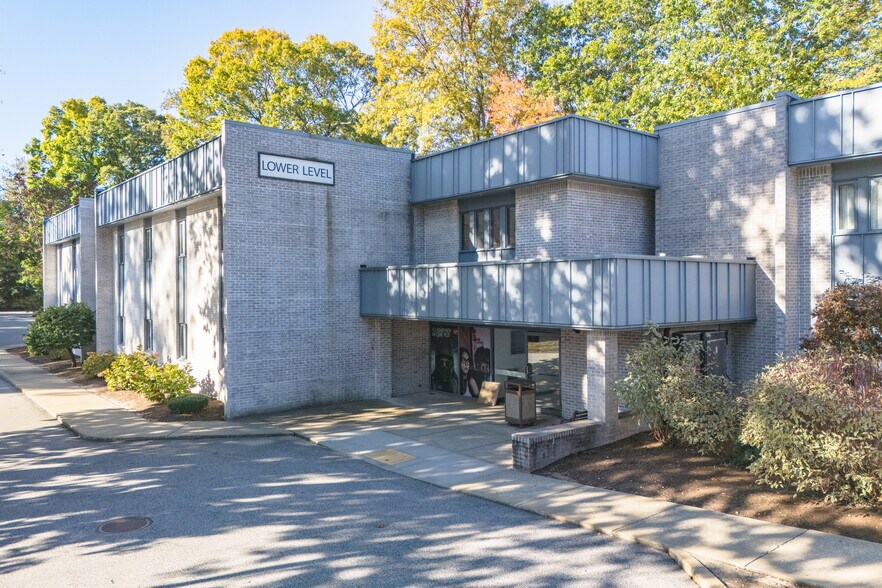 390 Toll Gate Rd, Warwick, RI à louer - Photo du bâtiment - Image 1 de 10