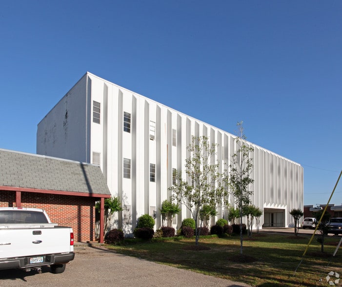 762 Downtowner Loop West, Mobile, AL for lease - Building Photo - Image 2 of 7