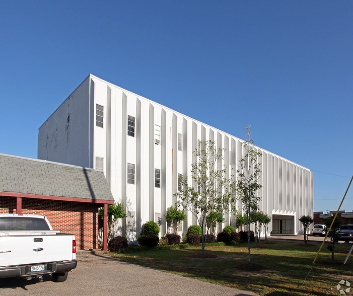 762 Downtowner Loop West, Mobile, AL à louer - Photo du bâtiment - Image 2 de 7