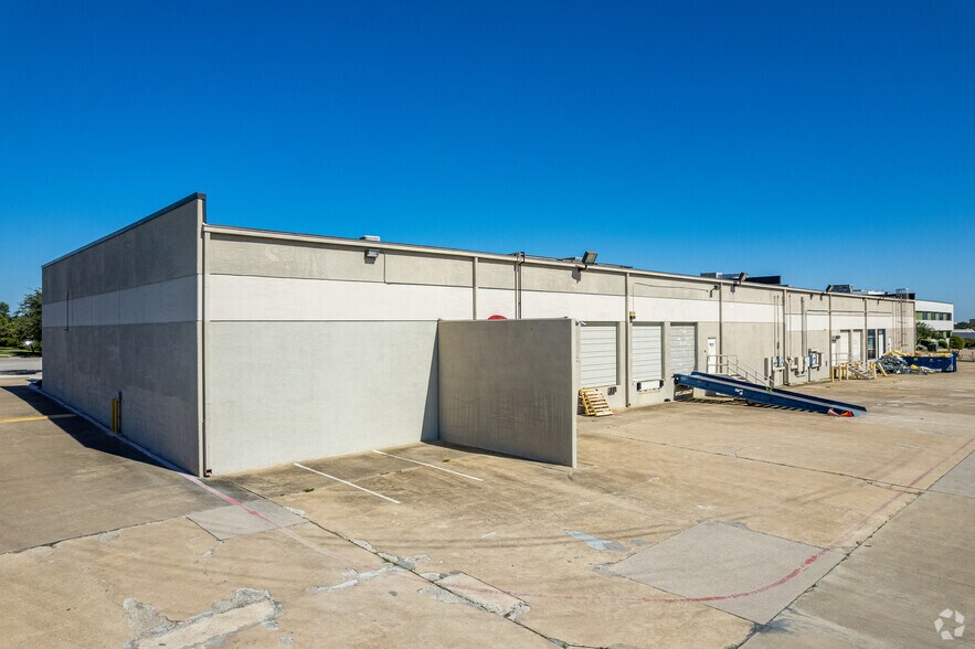 3130-3136 Skyway Cir S, Irving, TX à louer - Photo du bâtiment - Image 2 de 20