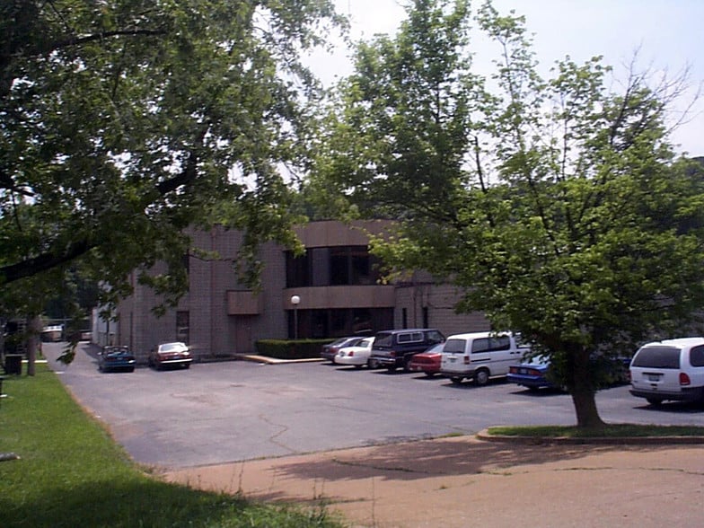 9530 Watson Industrial Park, Crestwood, MO for lease - Building Photo - Image 3 of 4