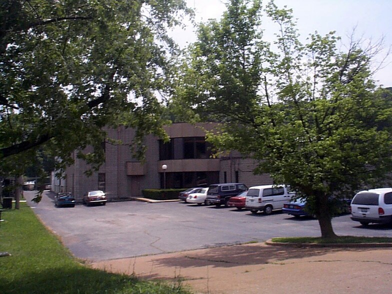9530 Watson Industrial Park, Crestwood, MO à louer - Photo du bâtiment - Image 3 de 4