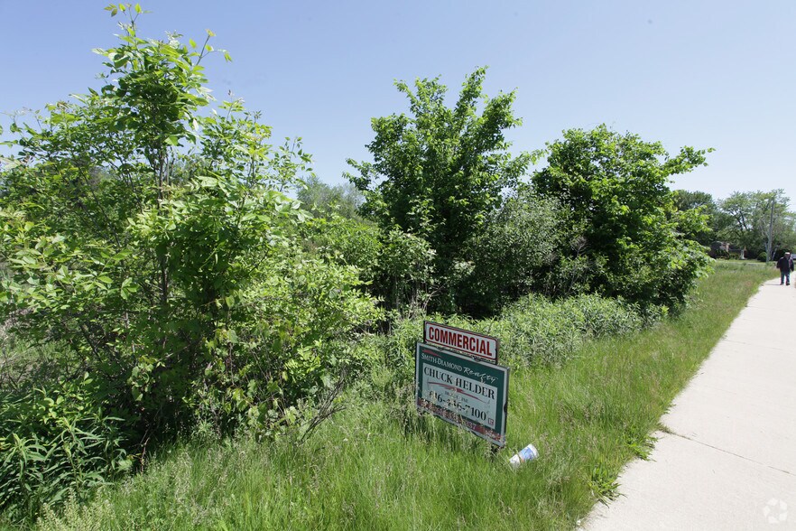 3791 Lake Michigan Dr NW, Grand Rapids, MI à vendre - Photo du bâtiment - Image 2 de 8