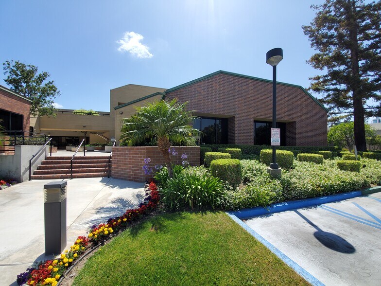 18818 Teller Ave, Irvine, CA à louer - Photo du bâtiment - Image 3 de 9