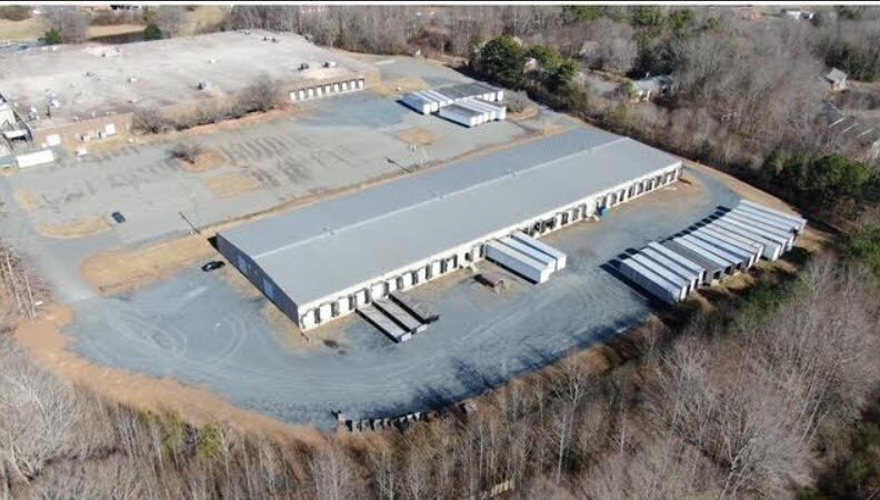 200,000 SF Manufacturing & Distribution portefeuille de 2 propriétés à vendre sur LoopNet.ca - Photo du bâtiment - Image 2 de 3