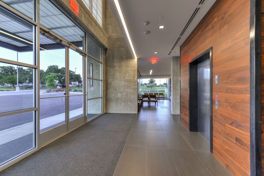 4611 Centerview, San Antonio, TX à vendre - Photo du bâtiment - Image 3 de 68