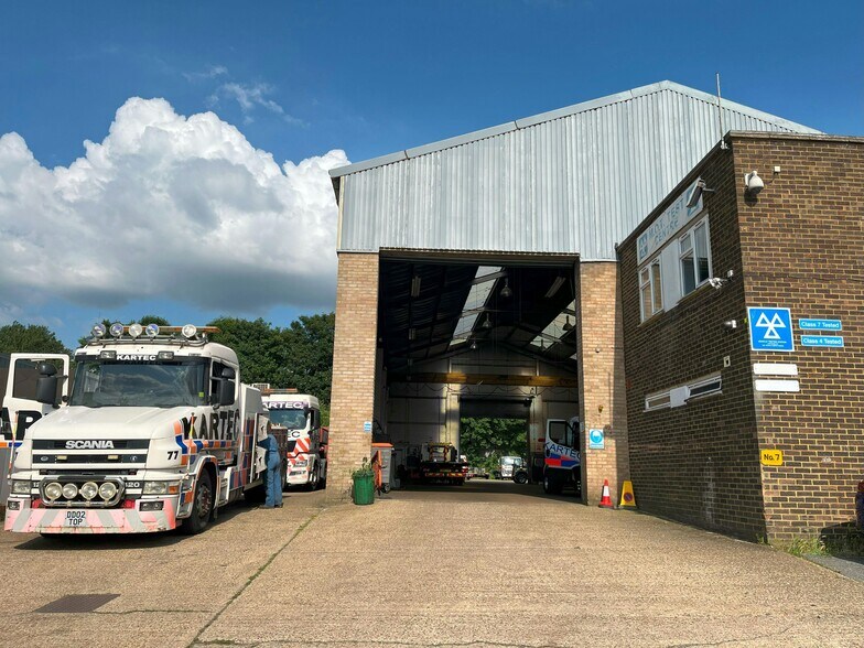 7 Greenhill Cres, Watford for lease - Building Photo - Image 3 of 11