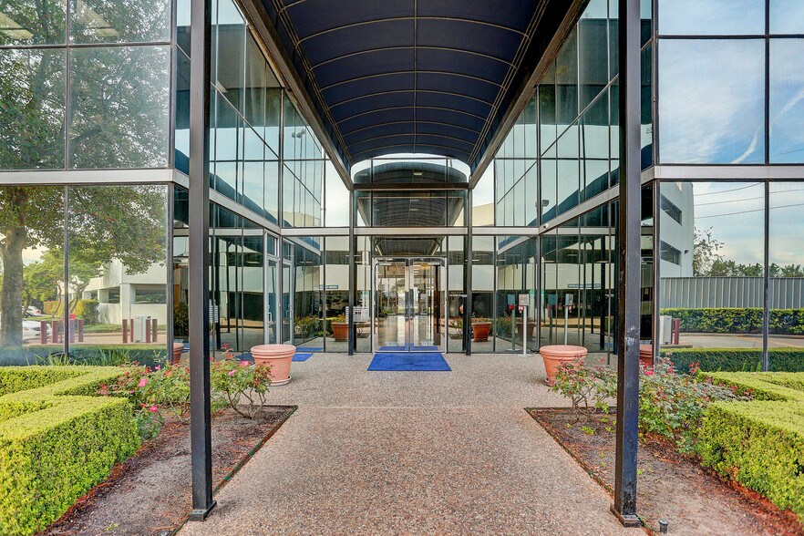 10101 Southwest Freeway, Houston, TX à louer - Photo du bâtiment - Image 3 de 3