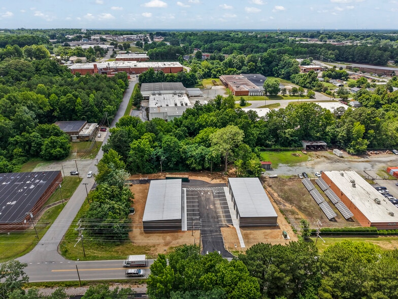 2138 Surrett Dr, High Point, NC à vendre - Photo du bâtiment - Image 2 de 11