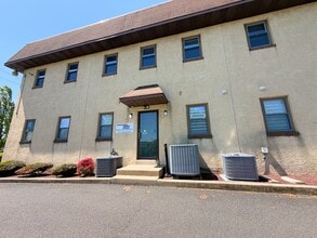 216 Cedar Ave, Willow Grove, PA à louer Photo du bâtiment- Image 2 de 14