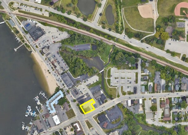 101 W Wisconsin Ave, Pewaukee, WI à vendre Photo du bâtiment- Image 1 de 1