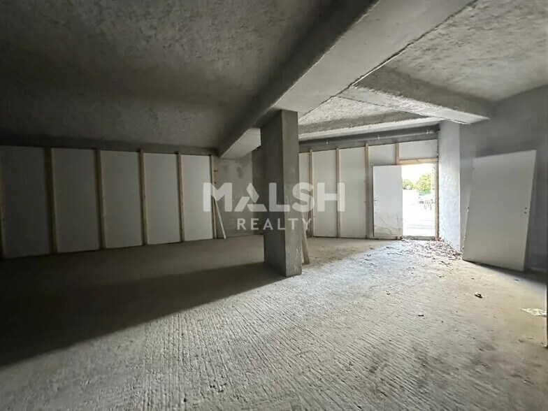 Retail in Villefranche-sur-Saône for lease - Interior Photo - Image 2 of 4