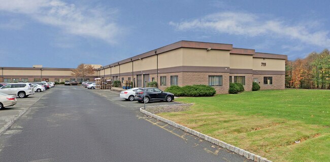 Plus de détails pour 711 Executive Blvd, Valley Cottage, NY - Industriel à louer