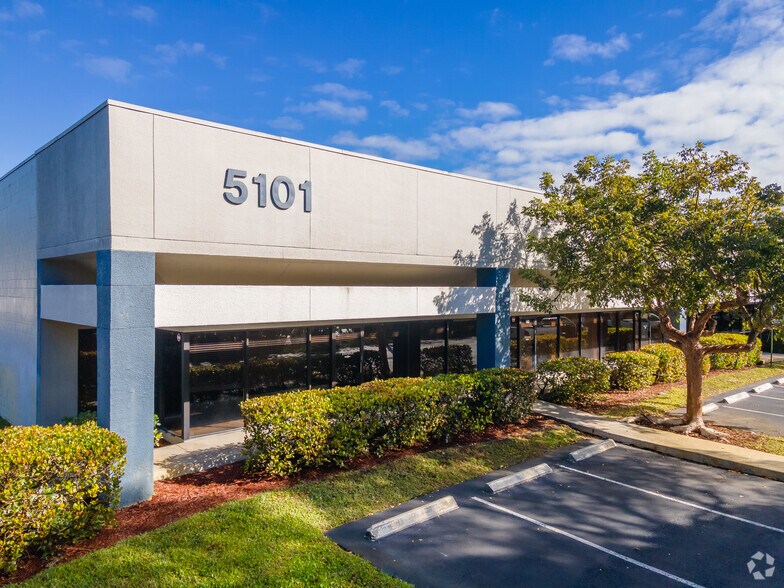 5101 NW 21st Ave, Fort Lauderdale, FL à louer - Photo du bâtiment - Image 2 de 23
