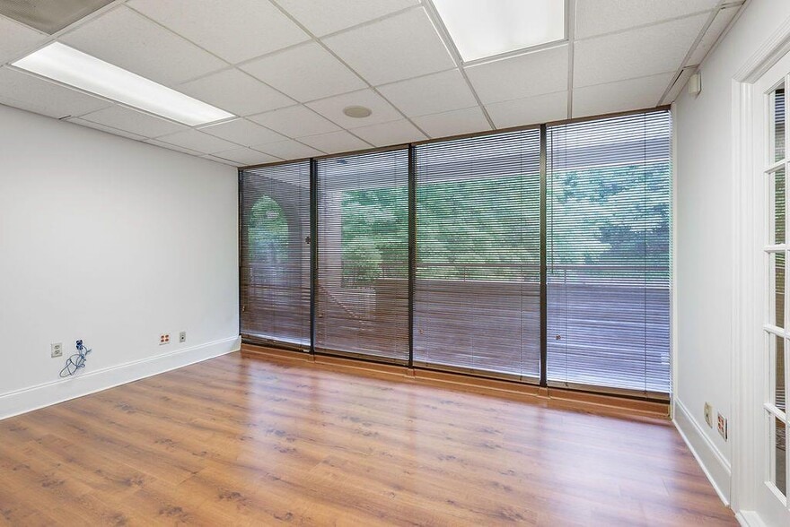 1549 Clairmont Rd, Decatur, GA for sale - Interior Photo - Image 3 of 4