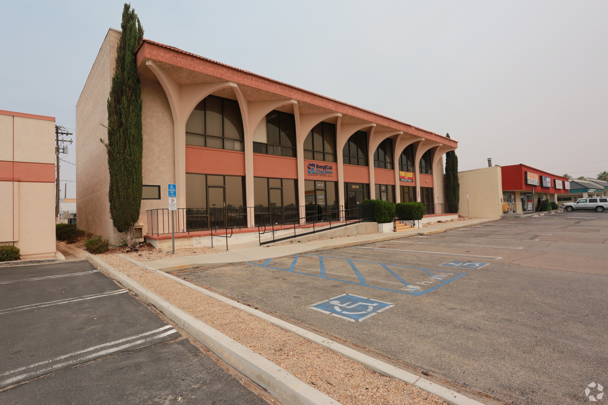 18144 Outer Hwy 18, Apple Valley, CA à louer Photo principale- Image 1 de 2