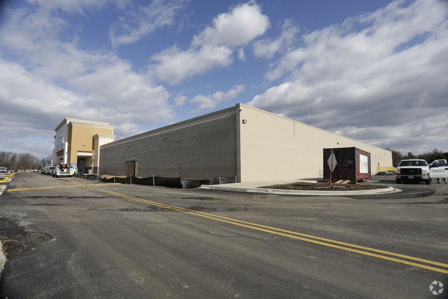 8827-8909 Woodyard Rd, Clinton, MD for lease - Building Photo - Image 1 of 6