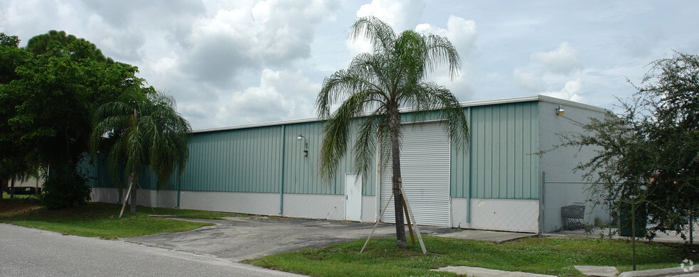 1613 SE 15th Ter, Cape Coral, FL for lease - Primary Photo - Image 1 of 18
